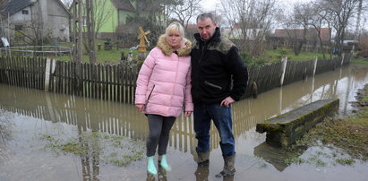 Mieli odwodnić teren. Po remoncie woda zalewa fundamenty domu!