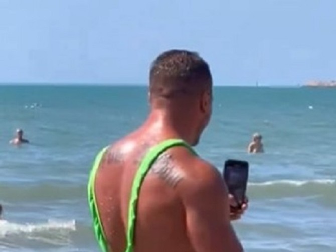 Momak prošetao plažom  u šok izdanju