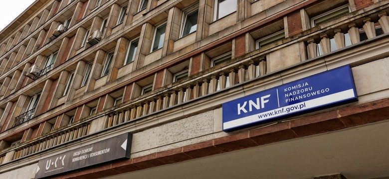 KNF nie chce pilnować typów z ciemnej bramy