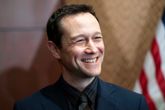 HOLIVUDSKA ZVEZDA SLETELA U PODGORICU Neočekivana poseta slavnog glumca: "Ko se seća Tomija iz 'Trećeg kamena od Sunca'?