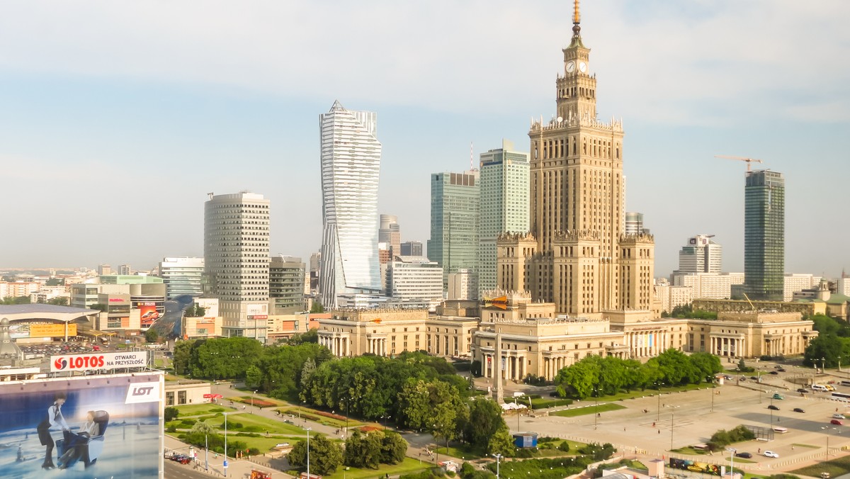 Lekki wiatr, wysoka temperatura odczuwalna i nieznaczne zachmurzenie? Warszawa 2018-06-25 - czy możemy liczyć na świetną pogodę? Czy powinniśmy oczekiwać opadów deszczu? Oto pogoda na dziś - sprawdź, czy warto wziąć parasol. Oto pogoda w mieście.