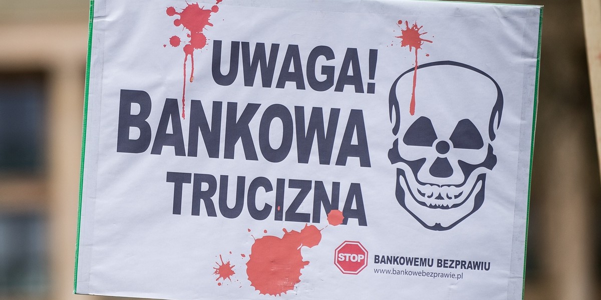 Frankowe kredyty znowu rzucają się długim cieniem na polski rynek finansowy. Najpierw ucierpiały banki, teraz przecena może dotknąć złotego - ostrzega Przemysław Kwiecień, główny ekonomista XTB.