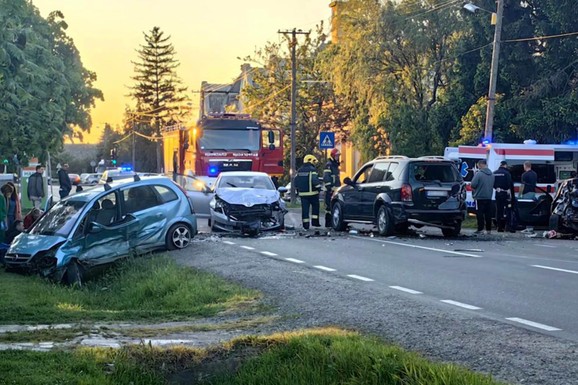 (FOTO) PET AUTOMOBILA SLUPANO Teška saobraćajka u Zmajevu: Delovi rasuti svuda po putu, na terenu sve hitne službe