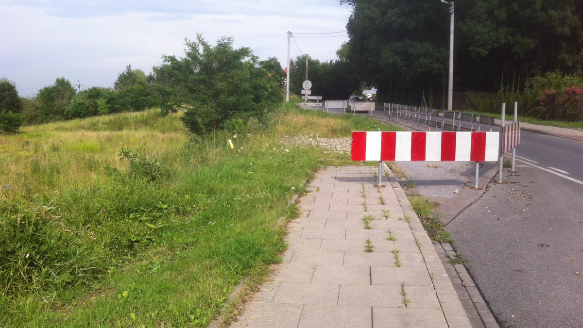 Dzisiaj ZIKiT podpisał umowę na remont ulicy Sawiczewskich, która została zniszczona w wyniku powodzi w 2010 roku. Od tego czasu nie kursowały tamtędy duże autobusy komunikacji miejskiej, ani śmieciarki jeżdżące do Baryczy. Pieniądze na remont w dużej części pochodzą z dofinansowania z rządu.