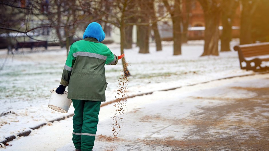 Nowy sposób na walkę z zimą to posypywanie śliskich chodników fusami z kawy