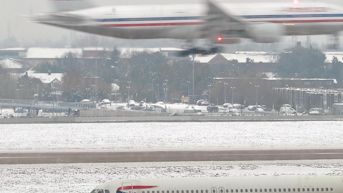 Po wielu dniach chaosu na londyńskim lotnisku Heathrow, spowodowanego opadami śniegu i mrozami, rząd brytyjski postanowił przeforsować ustawę, zezwalającą na stosowanie kar finansowych wobec portów lotniczych, które nie radzą sobie z obsługą pasażerów.