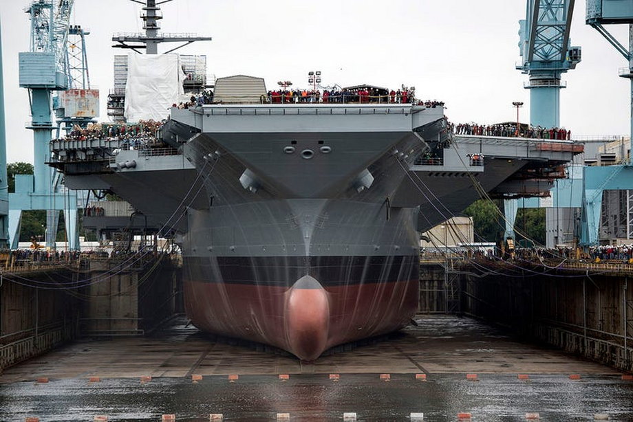 Początek wodowania lotniskowca USS Gerald R. Ford w stoczni Newport News Shipbuilding