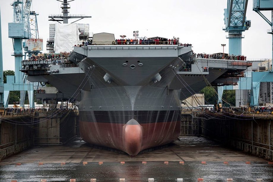 Początek wodowania lotniskowca USS Gerald R. Ford w stoczni Newport News Shipbuilding