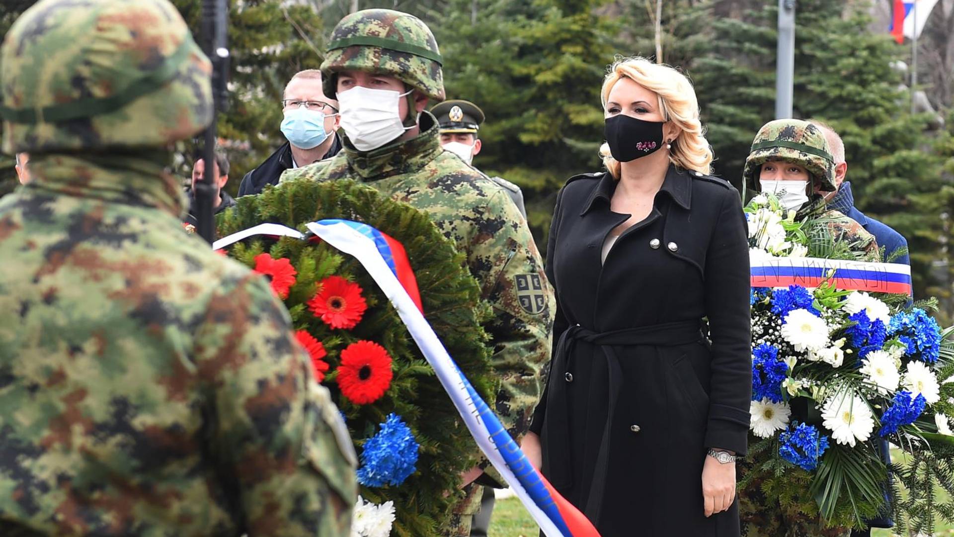 Kisić Tepavčević položila venac na spomenik NATO žrtvama, ali tek kada je sklonjeno cveće koje je neko doneo pre nje