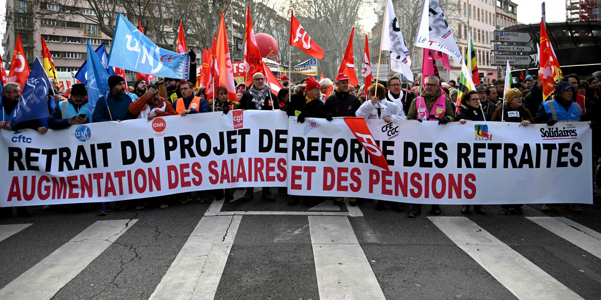 Przedstawiony przez premier Elisabeth Borne plan podniesienia wieku emerytalnego, z 62 do 64 lat, wywołał we Francji protesty.