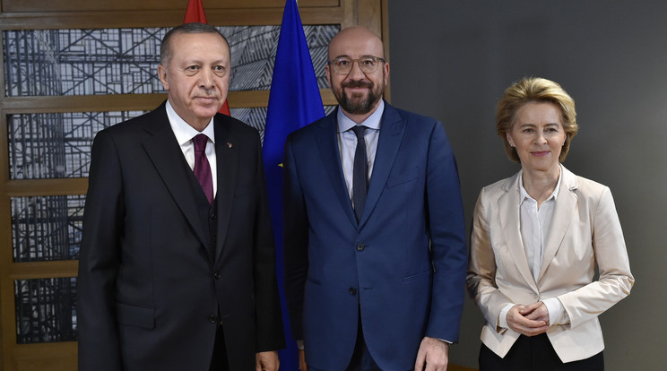 Erdogan török elnök (balra) a jelek szerint sikerrel követelt több támogatást az EU vezetőitől, Charles Micheltől és Ursula von der Leyentől / Fotó:  MTI, EPA / John Thys