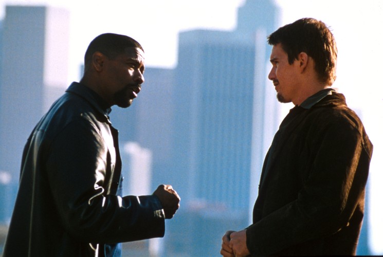 Denzel Washington i Ethan Hawke w filmie 'Dzień próby' (2001)
