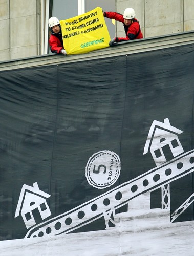 Protest Greenpeace przeciwko budowie nowych odkrywkowych kopalnii węgla brunatnego, na budynku Ministerstwa Gospodarki w Warszawie