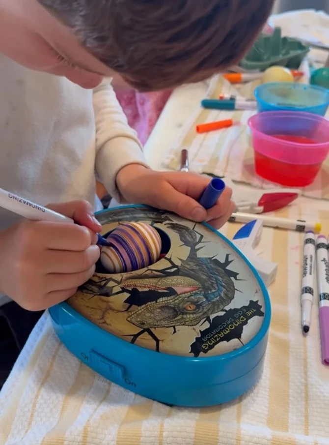 Arči ukrašava uskršnja jaja