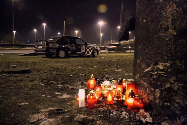 Pod filarem wiaduktu warszawiacy zapalili znicze