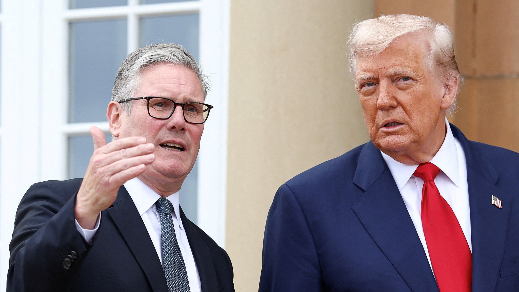 Americký prezident Donald Trump s britským premiérom Keirom Starmerom, REUTERS/Evelyn Hockstein