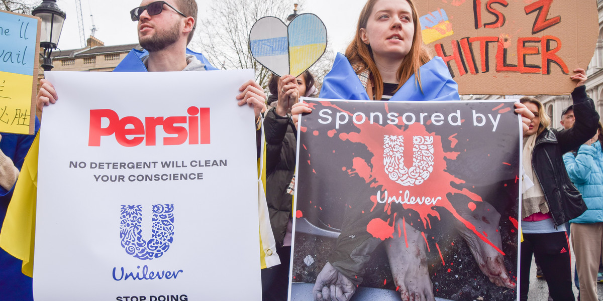 Protest w Londynie przeciwko obecności firmy Unilever w Rosji.