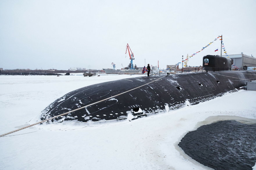 Atomowy okręt podwodny Imperator Aleksander III w arktycznym porcie w Siewierodwińsku, Rosja, 11 grudnia 2023 r.