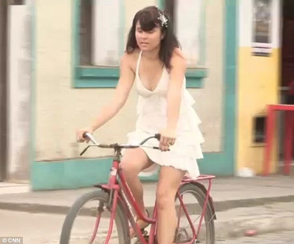 Rebeka je pokušala da se zaposli, radila je kao konobarica i prodavačica kozmetike