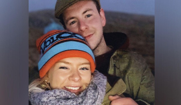 Dr Kerolajn Mjurhed i Aleksandar „Sendi“ Mekelar imali su burnu romansu | Foto: Netflix