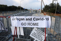 Protest południowych Cypryjczyków na przejściu Deryneia przeciwko wizycie prezydenta Turcji na Cyprze Północnym