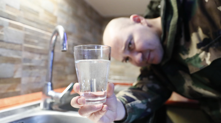 A makói Franyó Gábor szerint korábban katonák osztották a vizet a városban, a hivatásos tűzoltóként dolgozó férfi bízik benne, hogy azóta javult a víz / Fotó: Fuszek Gábor