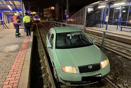 Jechała za nawigacją. Utknęła na przystanku tramwajowym...