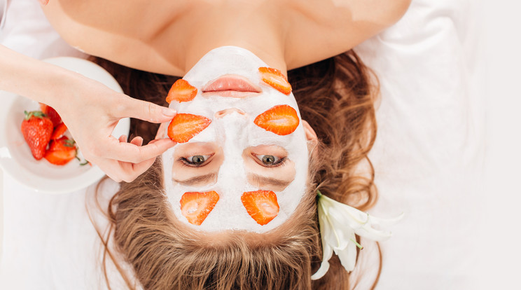 Tisztítja és megnyugtatja a bőrünket a jogurtos-epres arcpakolás / Fotó: Shutterstock