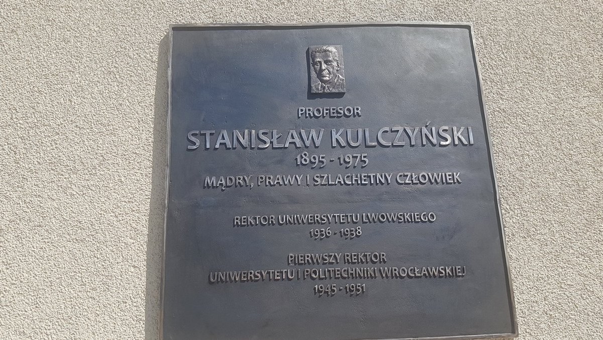 Prof. Stanisław Kulczyński został patronem bulwaru Politechniki Wrocławskiej. Jeszcze kilka miesięcy temu Kulczyński, który był pierwszym rektorem Politechniki i Uniwersytetu Wrocławskiej, był patronem bulwaru naprzeciwko Wyspy Daliowej. Po tym, jak IPN uznał profesora za symbol komunizmu, wojewoda dolnośląski zmienił jednak nazwę bulwaru.