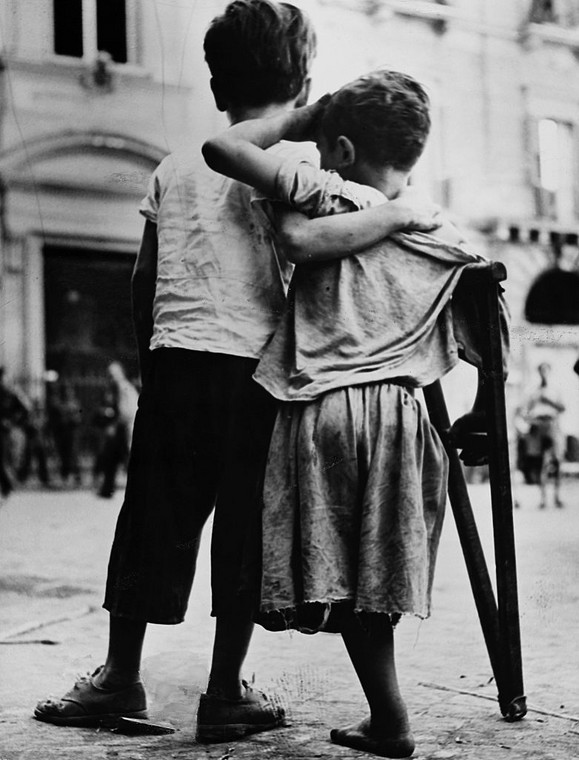 Dwóch chłopców w Neapolu podczas II wojny światowej. Zdjęcie niedatowane