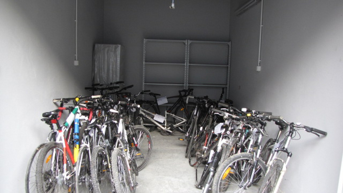 Krakowscy policjanci zlikwidowali "dziuplę rowerową" działającą pod szyldem legalnej firmy oferującej sprzedaż używanych rowerów oraz usługi serwisowe. Policjanci odzyskali 68 rowerów i części rowerowe o wartości około 100 tysięcy złotych.