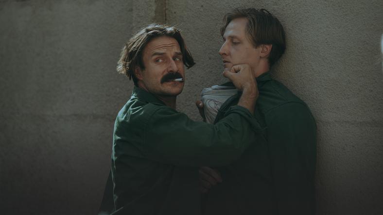 "Mój dług" - kadr z filmu. Na zdjęciu: Piotr Stramowski i Bartosz Sak