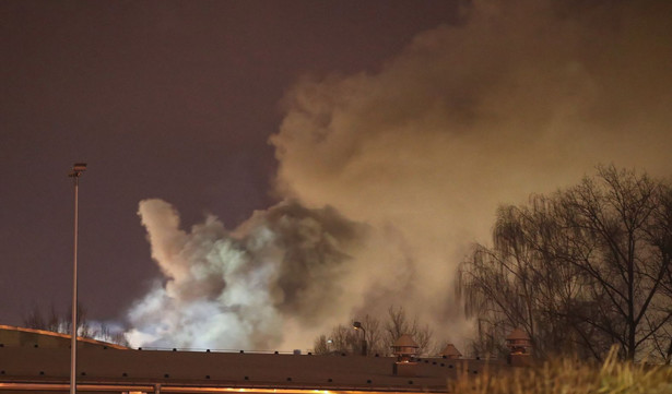 Dym nad budynkami firmy chemicznej Synthos w Oświęcimiu