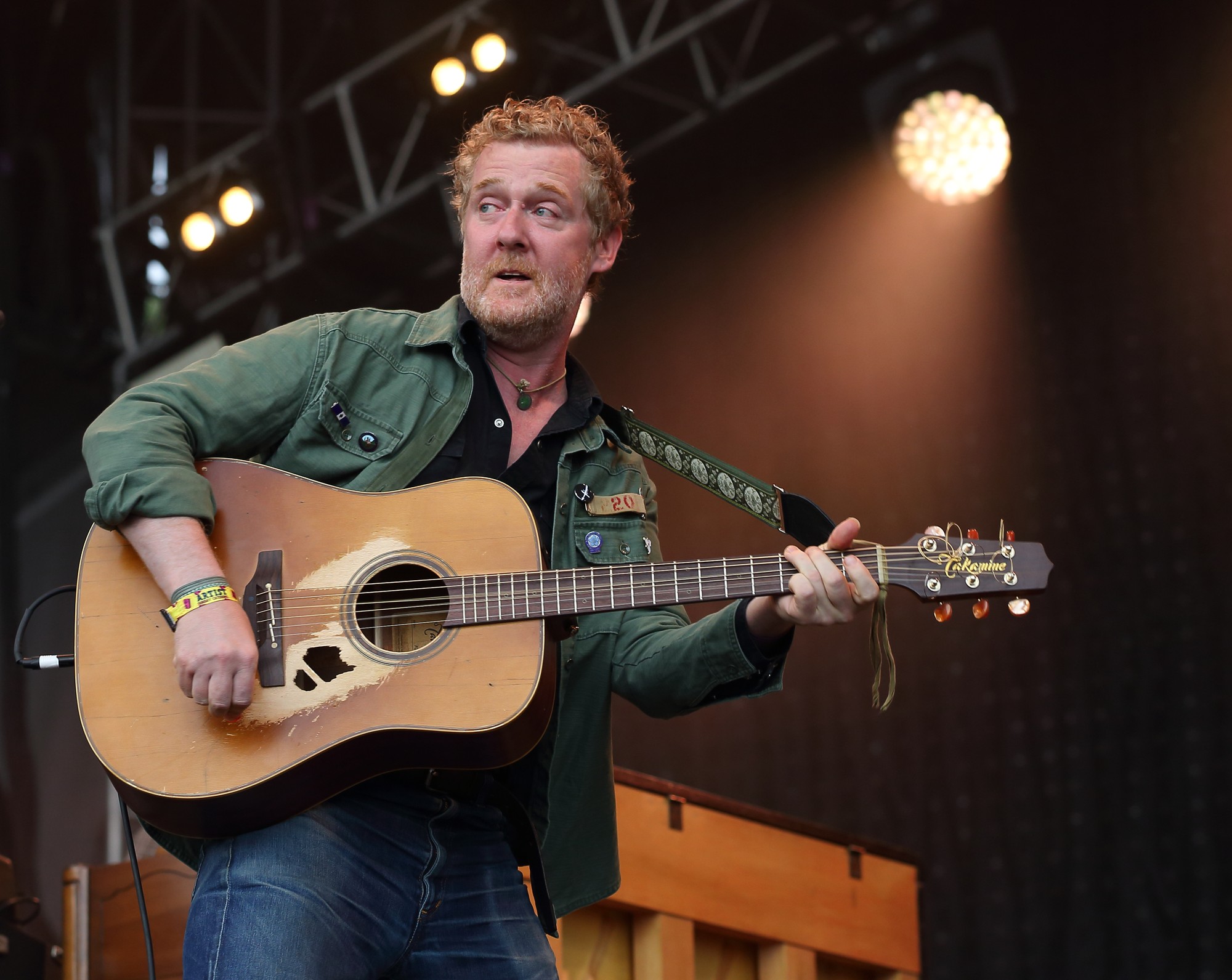 Hudobník a herec Glen Hansard zomrel po havárii na motorke.