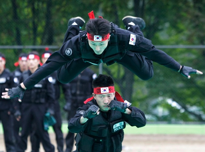 Południowokoreańscy policjanci przygotowują się do szczytu G20 w Seulu.