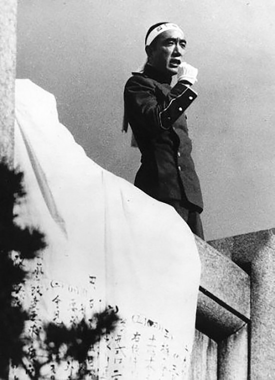 Yukio Mishima przemawia do żołnierzy na balkonie dowództwa bazy wojskowej w Tokio, 25 listopada 1970 r. Chwilę potem popełni samobójstwo