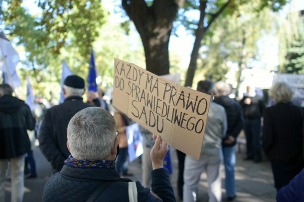 Warszawa, 06.10.2020. Manifestacja przed budynkiem Trybunału Konstytucyjnego w Warszawie