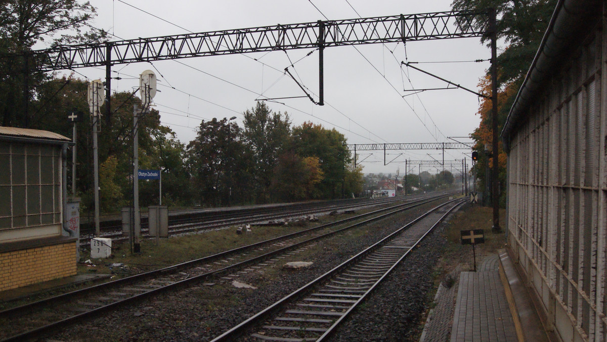 Kolejarze przekazali kolejne dobre informacje dla wszystkich podróżujących pociągami. PKP Polskie Linie Kolejowe przebudują linię Gutkowo-Braniewo. Czas podróży ma się skrócić również w sumie na co najmniej dziesięciu połączeniach, w tym na trasie do Warszawy.