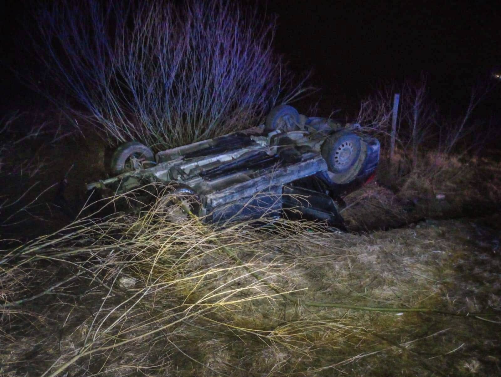 Nočná jazda mladistvých v obci Betlanovce sa skončila prevráteným autom.