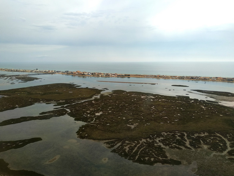 Widok na fragment Parque Natural da Ria Formosa podczas lądowania w Faro
