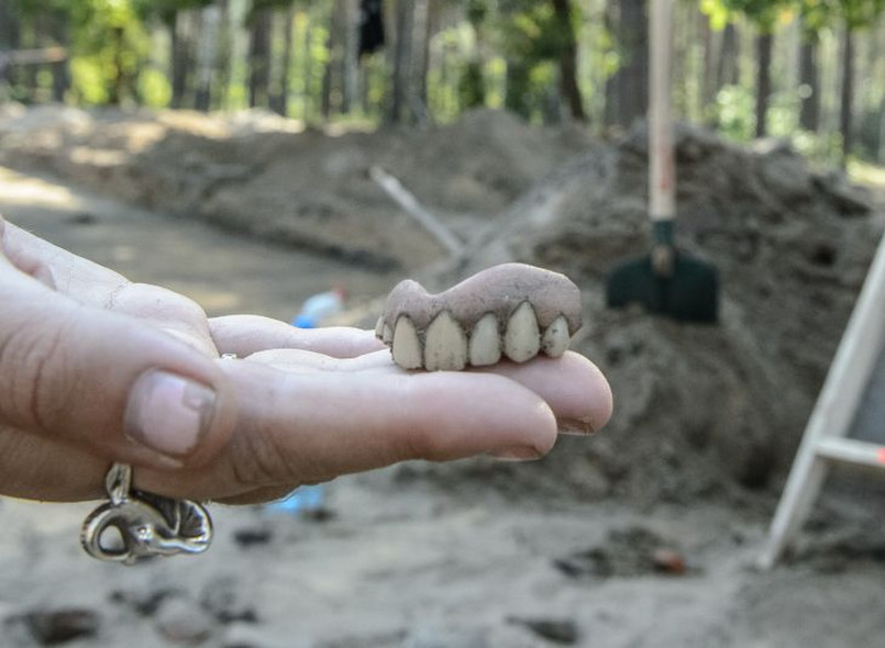 Archeolodzy odkryli liczne fragmenty fundamentów budynku krematorium, który został przez Niemców wysadzony w powietrze podczas likwidacji obozu w 1943 r. Znajdowały się one pod wyasfaltowaną wcześniej powierzchnią, na której ustawiony był pomnik. Pomnik został zdemontowany, a asfalt usunięty w związku z planowanym nowym zagospodarowaniem terenu byłego obozu.