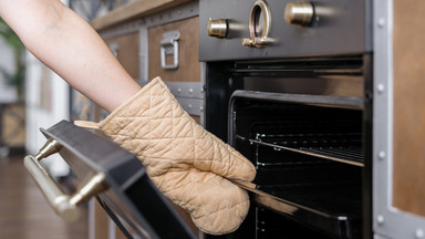 Dlaczego nie wolno używać mokrej rękawicy kuchennej? Powód jest ważny