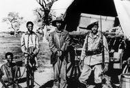Skuci powstańcy Herero pilnowani przez niemieckiego żołnierza, Niemiecka Afryka Południowo-Zachodnia, 1904 r.