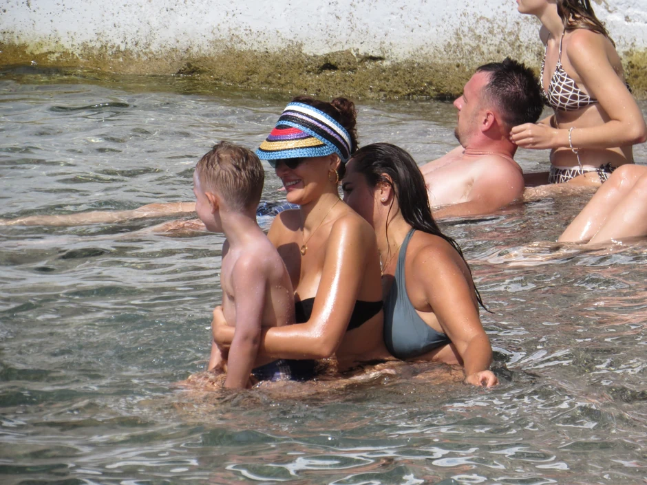 Aleksandra Prijović sa majkom Borkom i sinom Aleksandrom na plaži