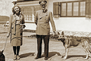 Eva Braun z terierem szkockim Katuschką i Adolf Hitler z owczarkiem Blondi. Zdjęcie z albumu Evy Braun, 1942 r.