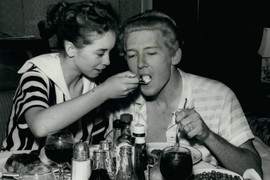 Sa 13 godina se UDALA ZA SVOG ROĐAKA, sa 14 je postala MAJKA: Sin im se UTOPIO U BAZENU, a onda joj je SLAVNI MUŽ zadao najteži udarac