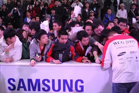 Neo rozdaje autografy zaraz po zdobyciu złotego medalu w Chengdu /FOT. Rav