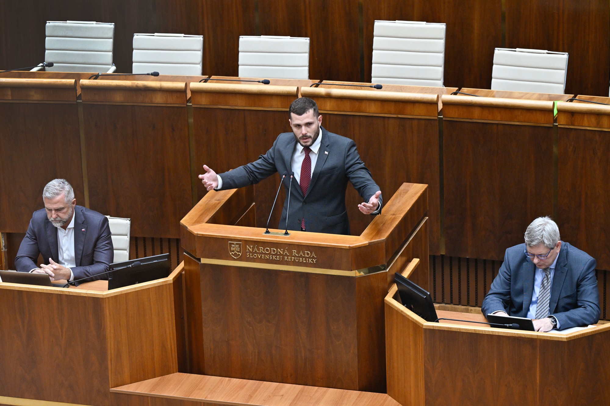 Na snímke uprostred poslanec NR SR Richard Glück.