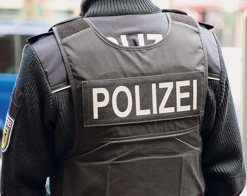 Krstović je sa suprugom Suzanom odleteo u pratnji nemačke policije za Istanbul  i njih dvoje neće smeti da uđu u Nemačku narednih pet godina