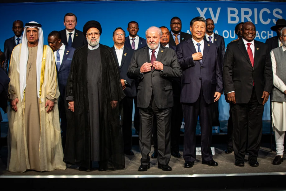 Prezydent RPA Cyril Ramaphosa wraz z innymi przywódcami BRICS: prezydentem Brazylii Luizem Inacio Lulą da Silvą, prezydentem Chin Xi Jinpingiem, premierem Indii Narendrą Modim i ministrem spraw zagranicznych Rosji Siergiejem Ławrowem pozują do rodzinnego zdjęcia z delegatami sześciu krajów zaproszonych do grupy BRICS: Argentyny, Egiptu, Etiopii, Iranu, Zjednoczonych Emiratów Arabskich i Arabii Saudyjskiej podczas ostatniego dnia szczytu BRICS w Sandton Convention Center 24 sierpnia 2023 r. w dzielnicy Sandton w Johannesburgu w RPA